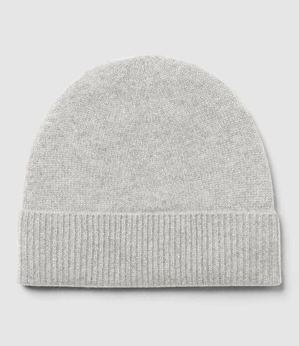 bonnet-eric-bompard-gris-argente-village-2025-valence-hiver-intemporel-accesssoire-cachemire-tendance-mode