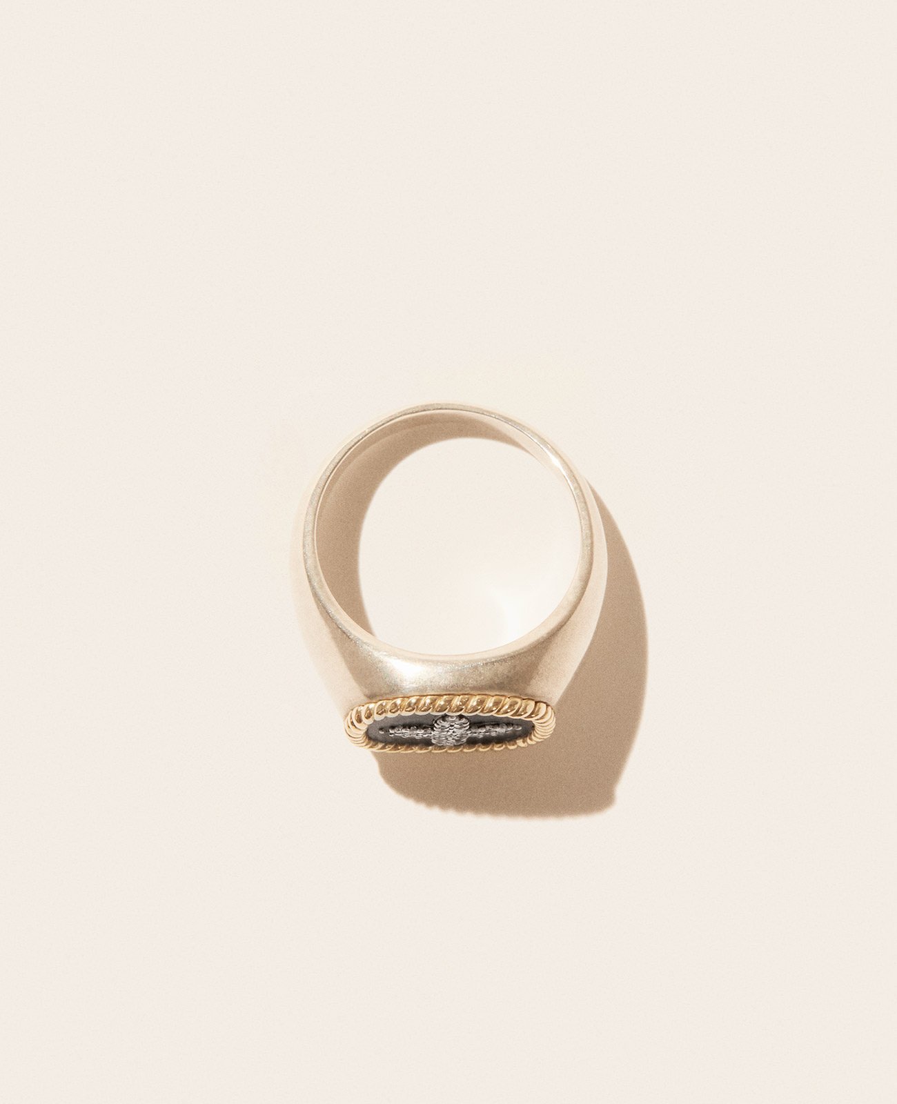 pascale-monvoisin-bowie-chevaliere-noir-diamant-or-noir-unisexe-valence-france-bijoux-artisanal-elegant-tendance-above