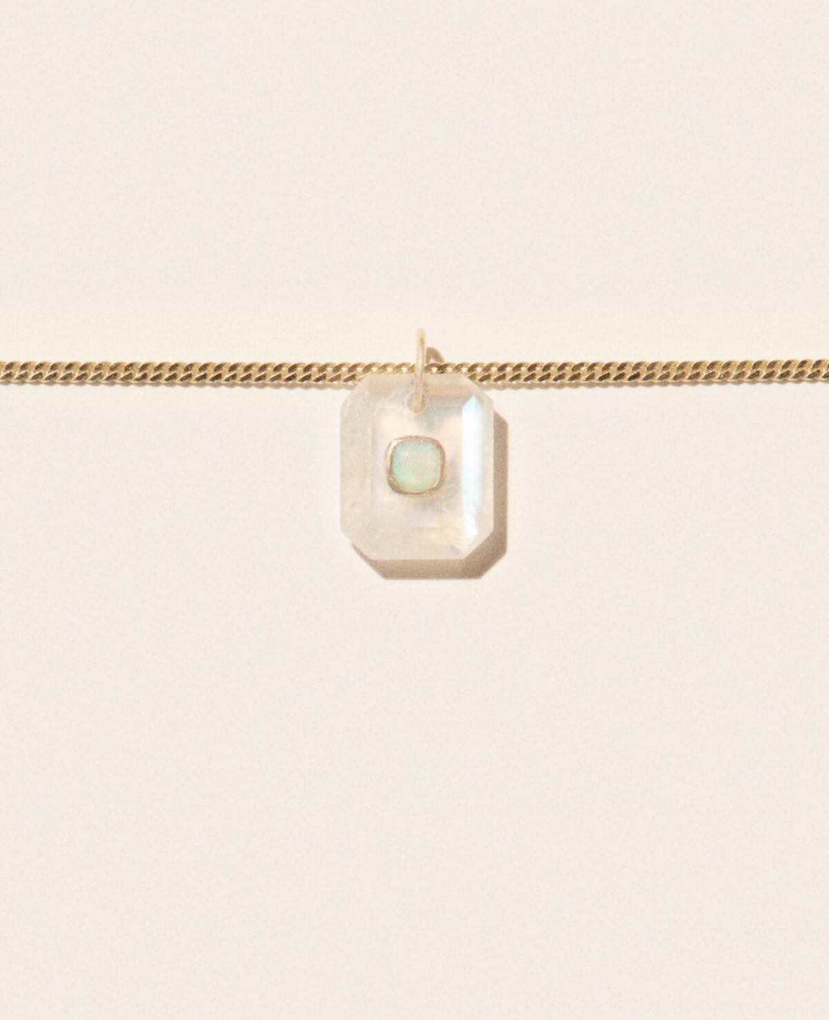 pascale-monvoisin-anton-n1-collier-pierre-de-lune-opale-or-jaune-unisexe-valence-france-bijoux-artisanal-elegant-tendance-porter