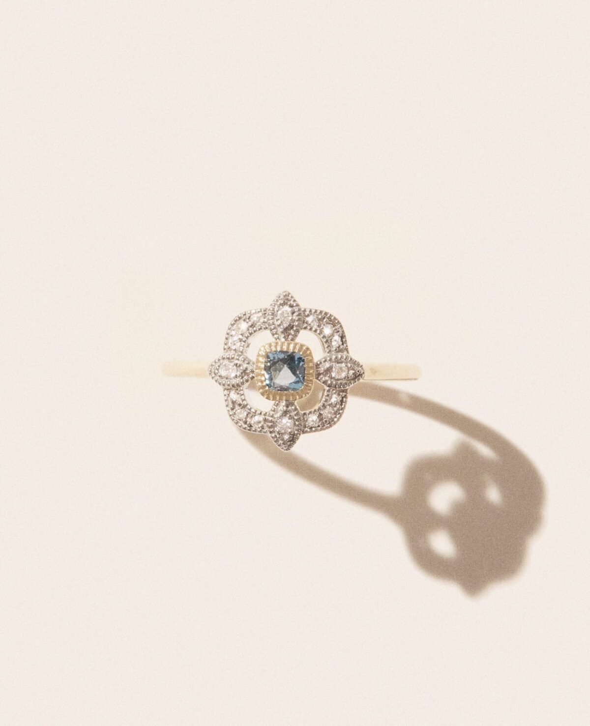 pascale-monvoisin-bettina-london-blue-topaz-bague-or-jaune-unisexe-valence-france-bijoux-artisanal-elegant-tendance