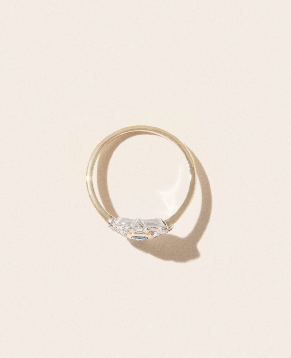 pascale-monvoisin-bettina-london-blue-topaz-bague-or-jaune-unisexe-valence-france-bijoux-artisanal-elegant-tendance-above
