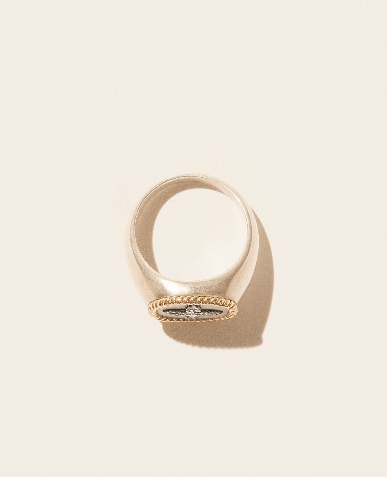 pascale-monvoisin-bowie-chevaliere-blanc-diamant-or-blanc-unisexe-valence-france-bijoux-artisanal-elegant-tendance-above