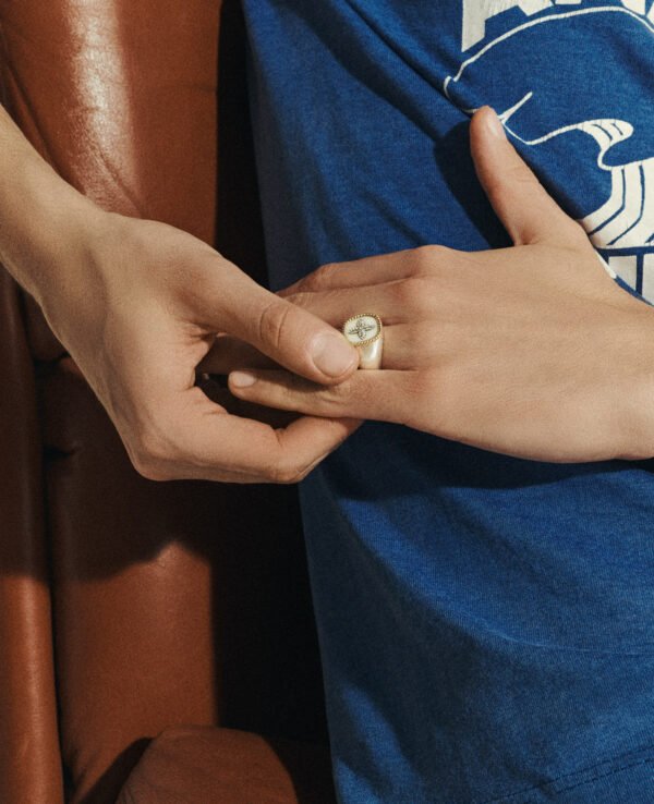 pascale-monvoisin-bowie-chevaliere-blanc-diamant-or-blanc-unisexe-valence-france-bijoux-artisanal-elegant-tendance-porter