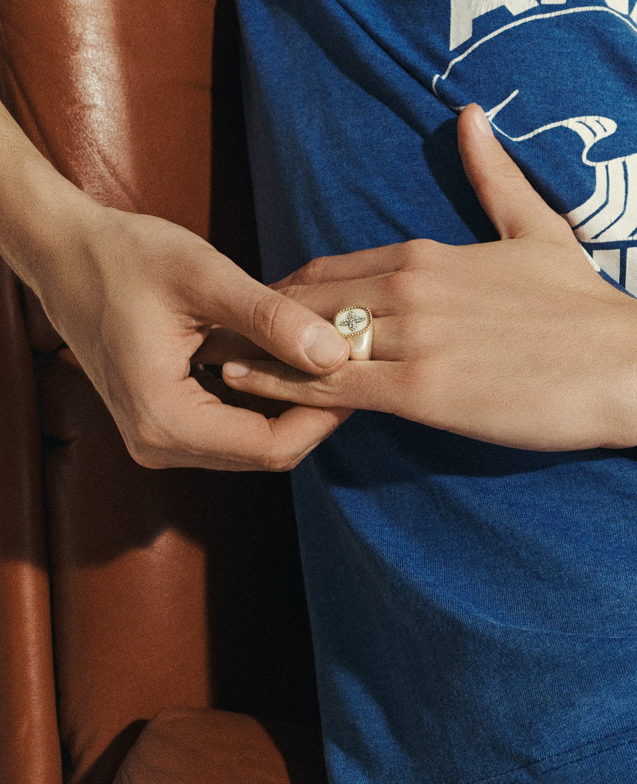 pascale-monvoisin-bowie-chevaliere-blanc-diamant-or-blanc-unisexe-valence-france-bijoux-artisanal-elegant-tendance-porter