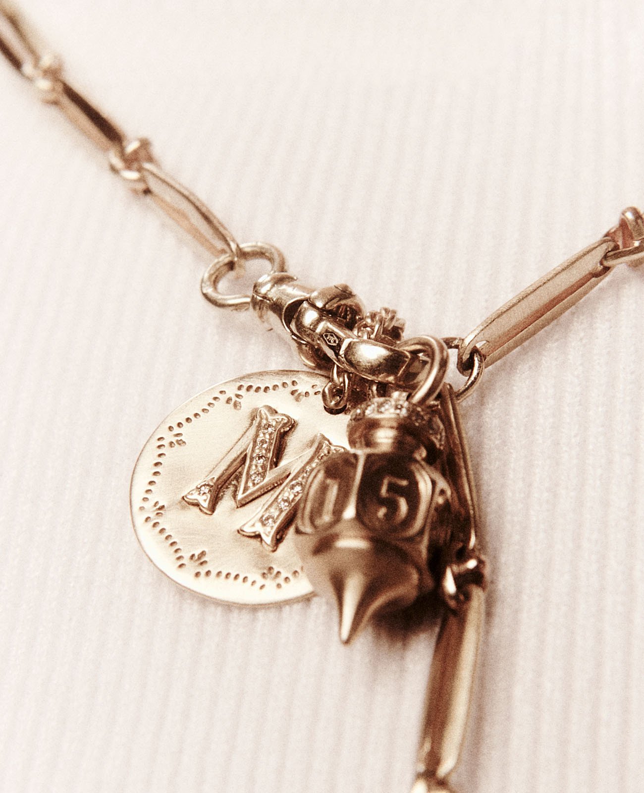 pascale-monvoisin-germain-amulette-or-jaune-unisexe-pendentif-village-valence-france-bijoux-luxe-artisanal-diamants-fait-main-elegant-raffine-tendance-detail