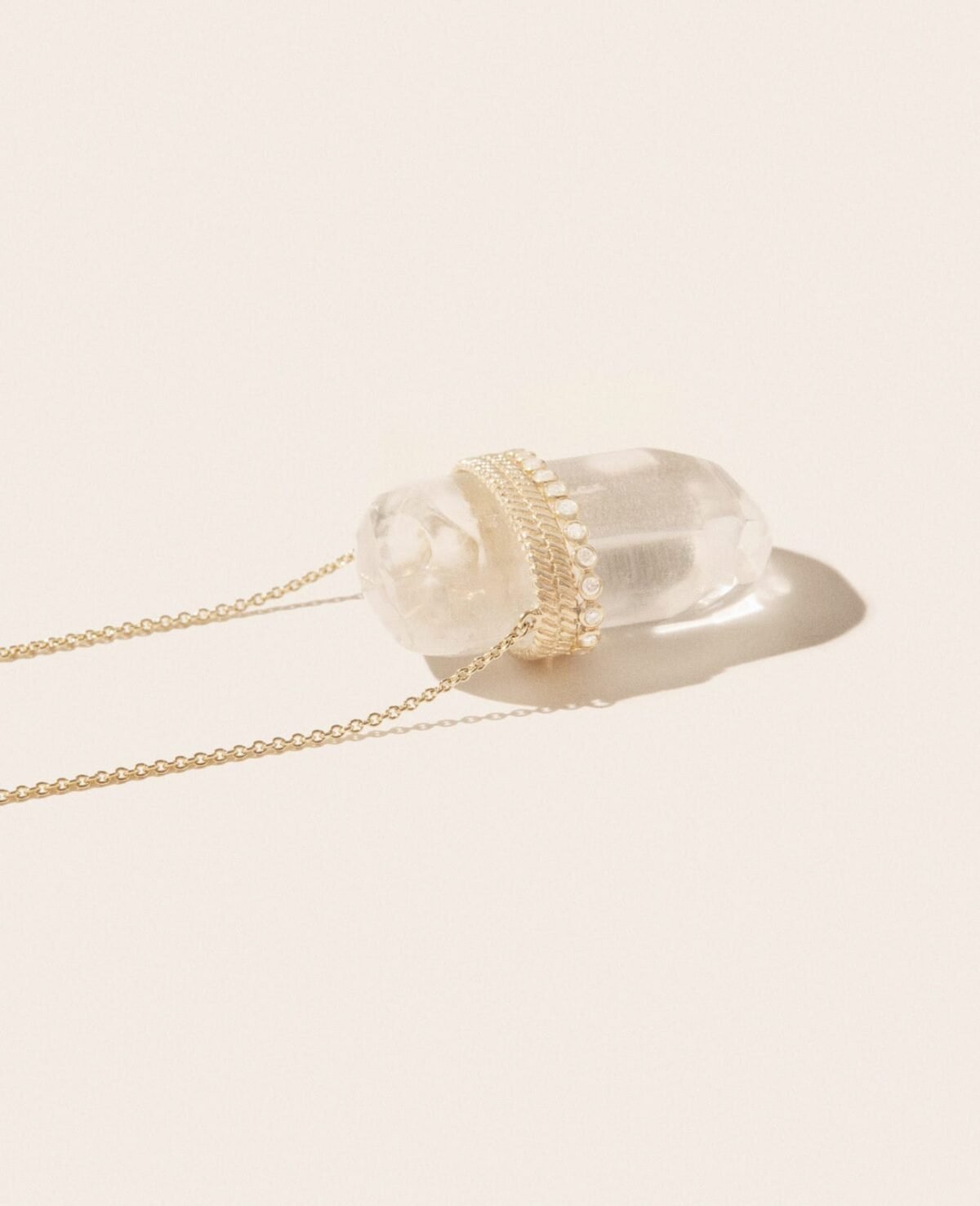 pascale-monvoisin-jil-collier-cristal-or-jaune-diamants-cristal-de-roche-unisexe-valence-france-bijoux-artisanal-elegant-tendance-detail