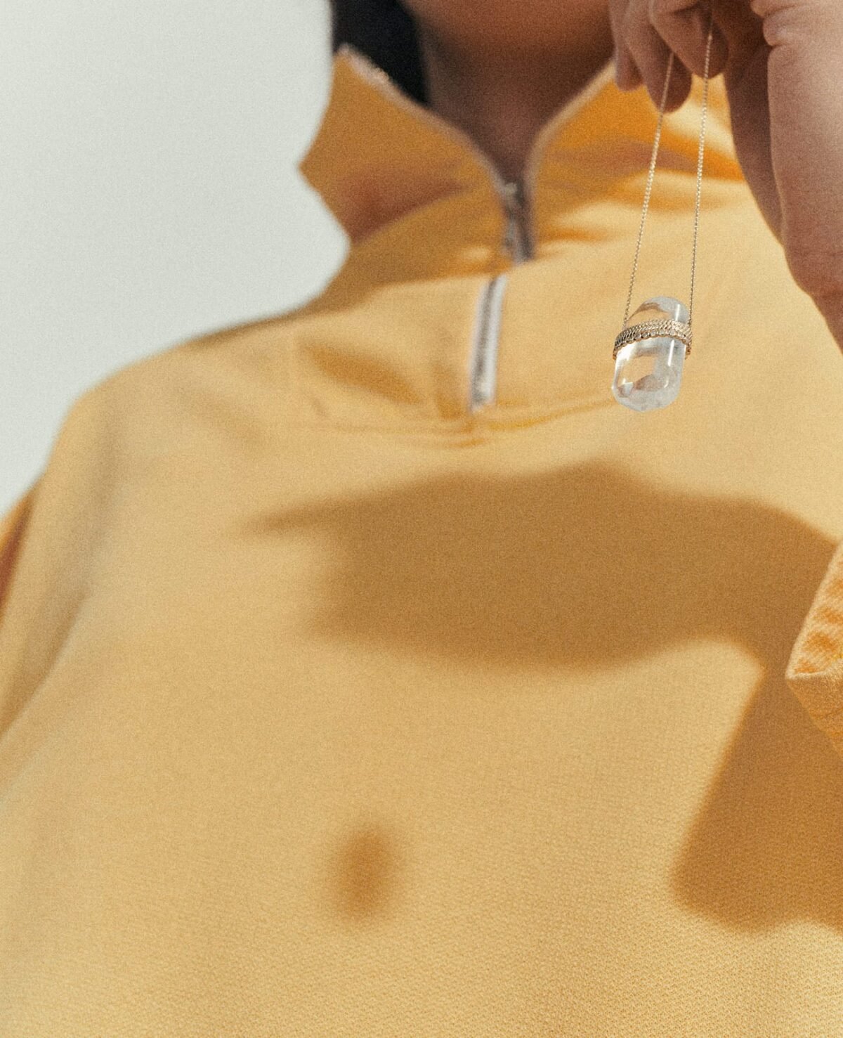 pascale-monvoisin-jil-collier-cristal-or-jaune-diamants-cristal-de-roche-unisexe-valence-france-bijoux-artisanal-elegant-tendance-porter