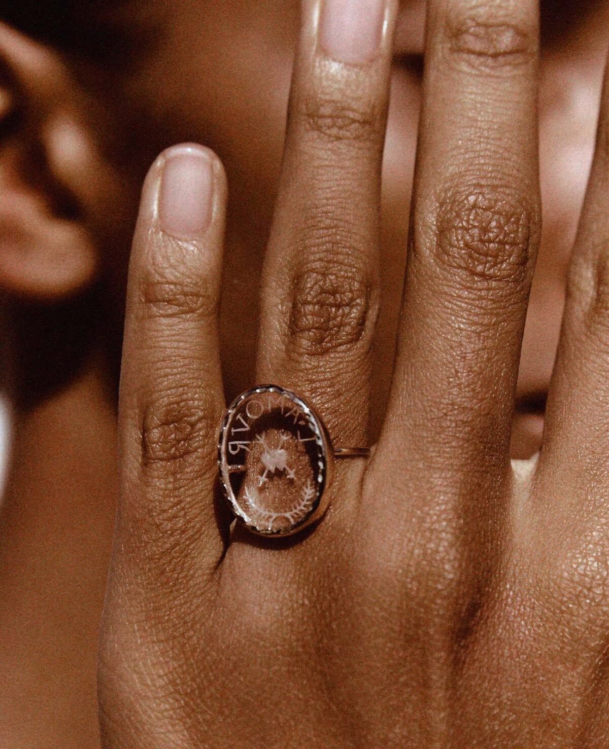pascale-monvoisin-lamour-bague-or-rose-diamants-unisexe-valence-france-bijoux-artisanal-elegant-tendance-près