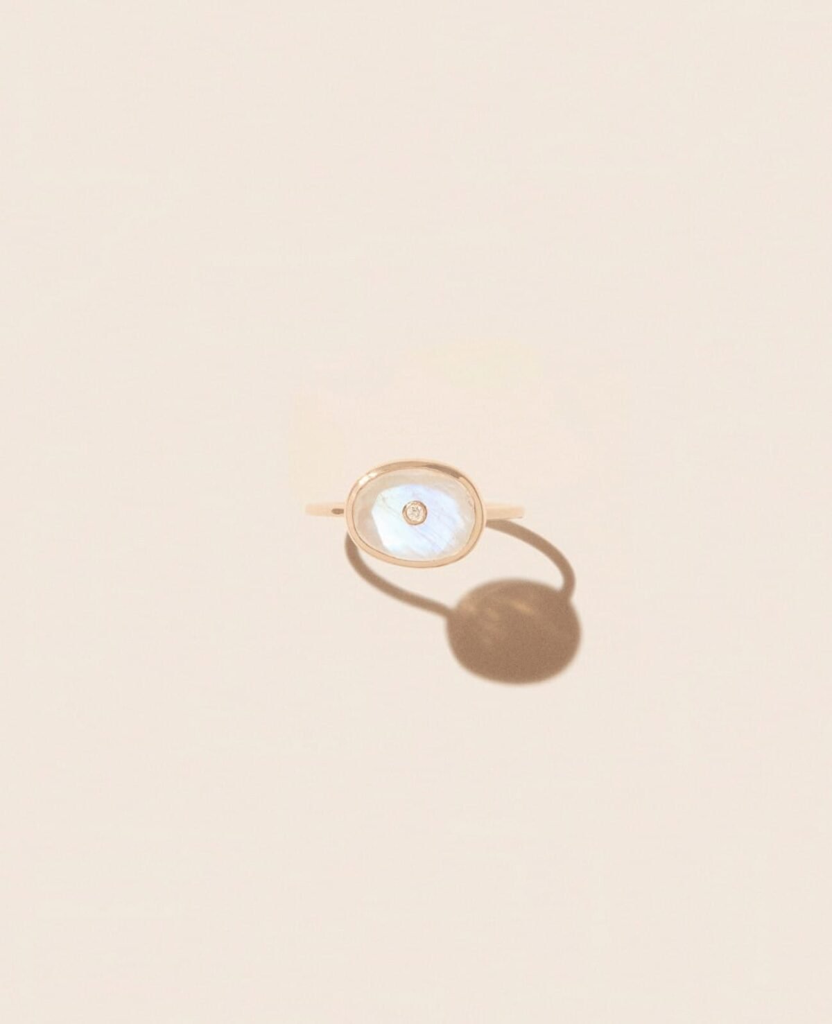 pascale-monvoisin-orso-bague-pierre-de-lune-or-jaune-unisexe-valence-france-bijoux-artisanal-elegant-tendance