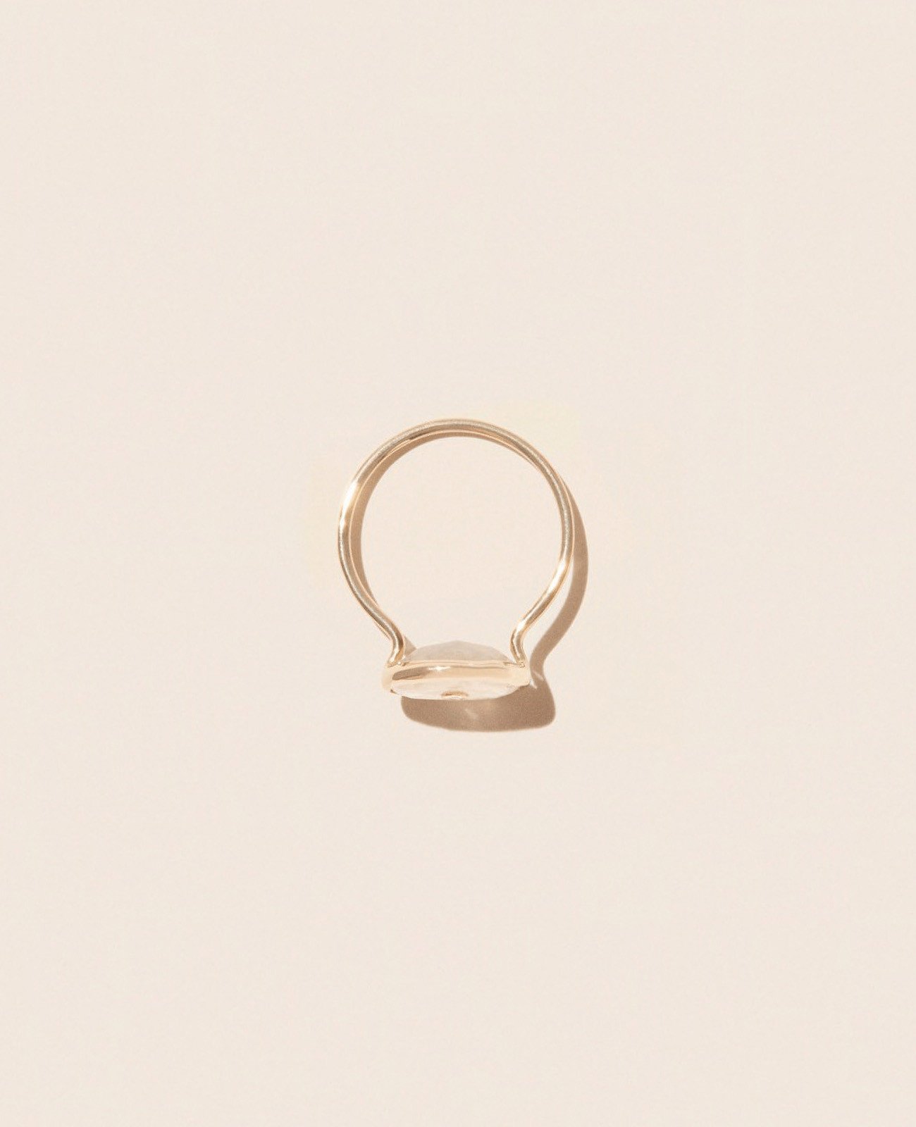 pascale-monvoisin-orso-bague-pierre-de-lune-or-jaune-unisexe-valence-france-bijoux-artisanal-elegant-tendance-above