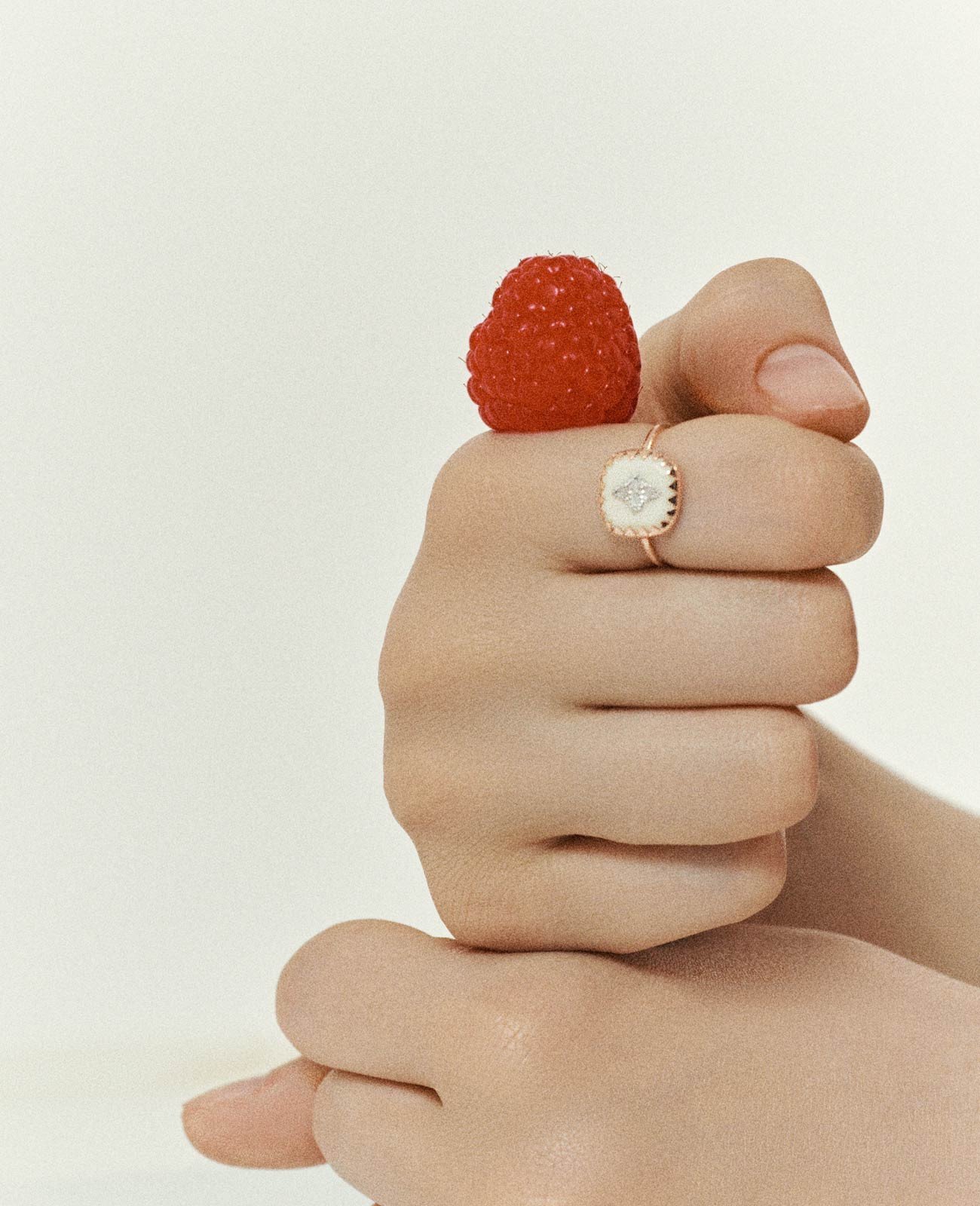 pascale-monvoisin-pierrot-blanc-bague-or-rose-diamants-unisexe-valence-france-bijoux-artisanal-elegant-tendance-index
