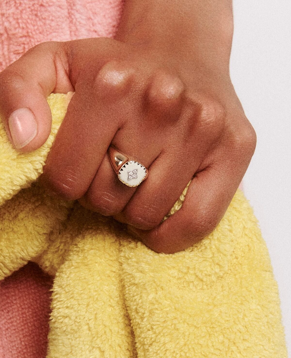 pascale-monvoisin-pierrot-chevaliere-blanc-or-blanc-diamants-unisexe-valence-france-bijoux-artisanal-elegant-tendance-porter
