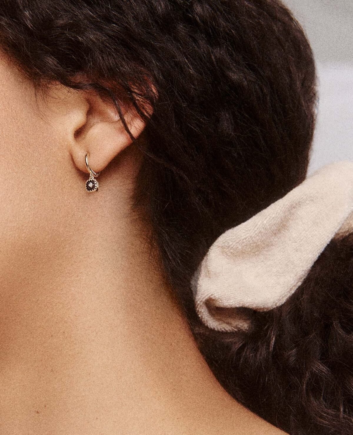 pascale-monvoisin-pierrot-creole-blanc-or-blanc-diamants-unisexe-valence-france-bijoux-artisanal-elegant-tendance-porter