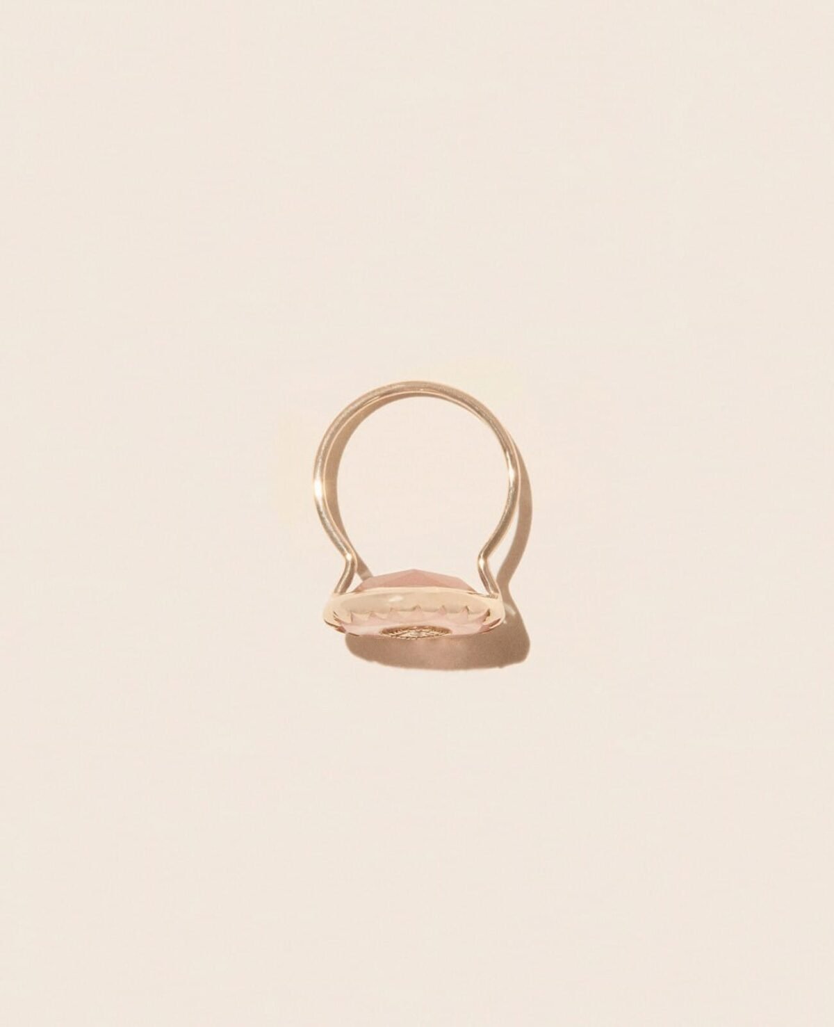 pascale-monvoisin-souad-bague-quartz-rose-or-rose-unisexe-valence-france-bijoux-artisanal-elegant-tendance-above