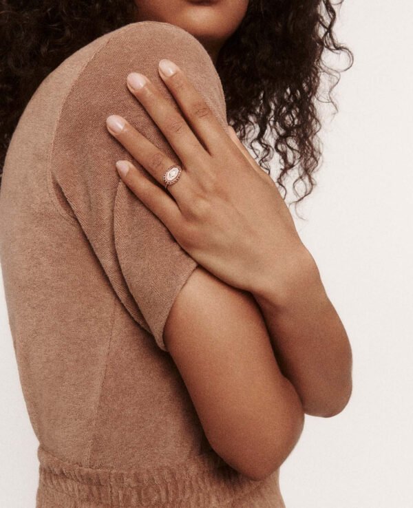 pascale-monvoisin-souad-bague-quartz-rose-or-rose-unisexe-valence-france-bijoux-artisanal-elegant-tendance-porter