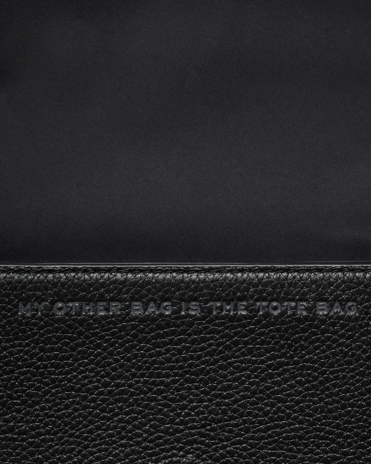 the mini bag cuir village mode valence 2025 intemporel black detail