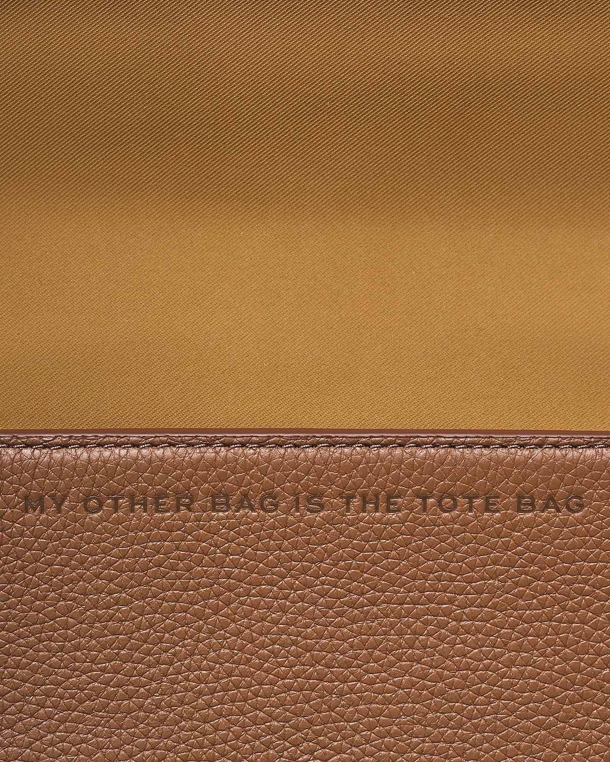 the mini bag cuir village mode valence 2025 intemporel detail